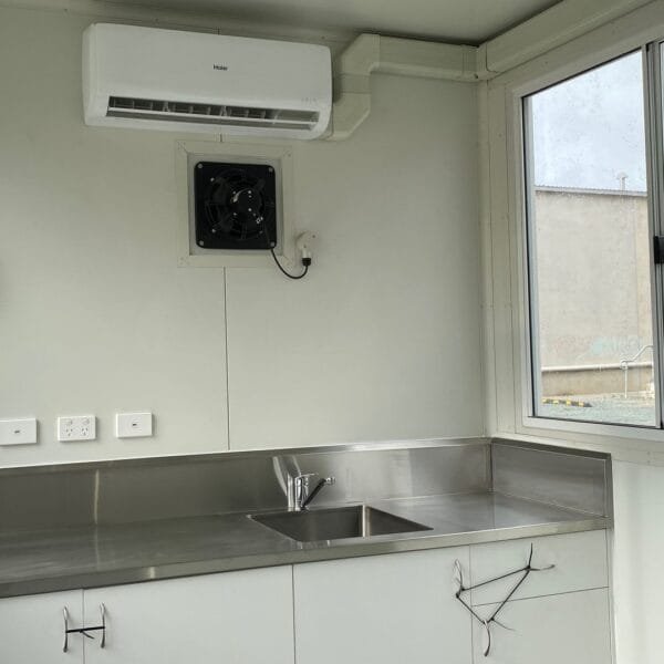 20′ standard single use container with glass windows and AC - Prioka