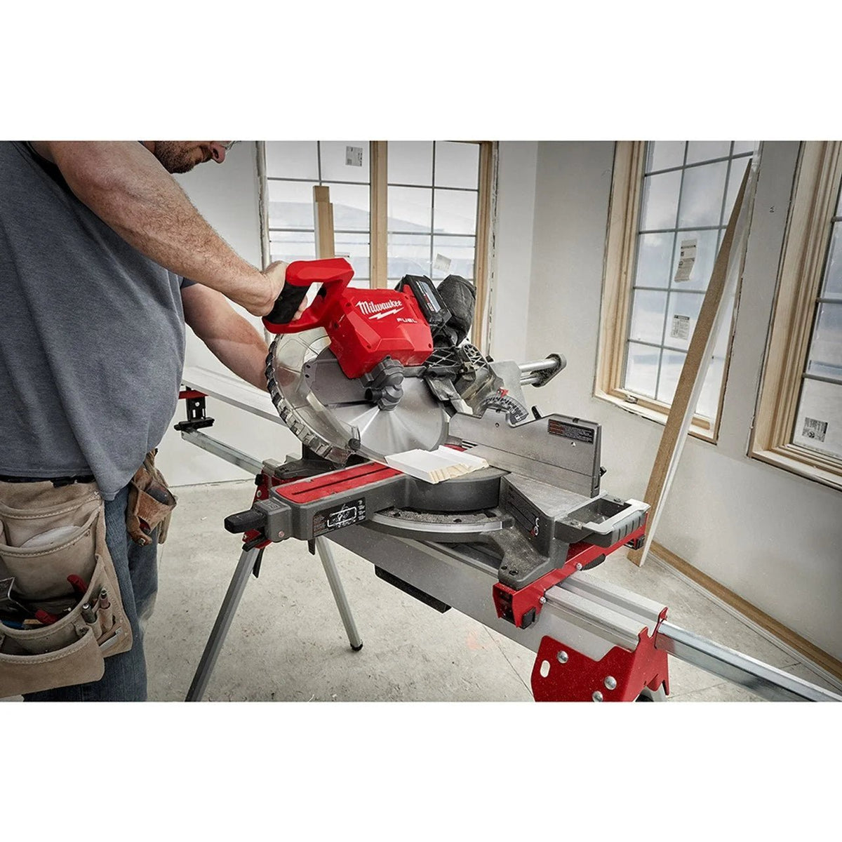 Milwaukee M18 FUEL 12″ Dual Bevel Sliding Compound Miter Saw Kit