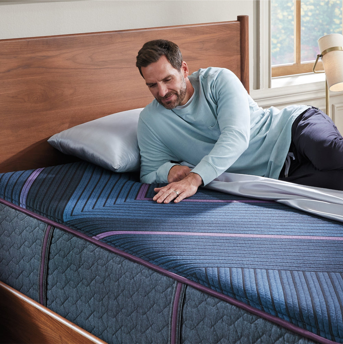 Beautyrest World Class Hybrid Level Three Firm 13" Mattress - Prioka